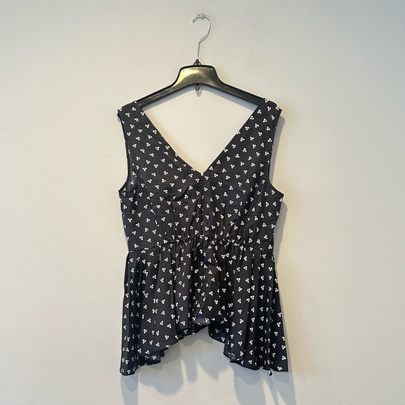 Brand: Lewit
Lewit Sharkbite Hem Silk Tank, Black -White Knot Print, Medium - Picture 5 of 8
